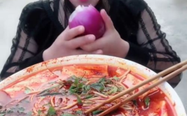 黄衣服小姐姐喝面汤,黄衣小姐姐的温馨面汤时光
