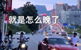 开粉红野马车的小姐姐,时尚与个性的完美融合