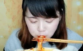小姐姐吃麻辣粉视频大全,小姐姐挑战全系列麻辣粉大比拼