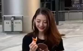 网红熊和小姐姐约会,浪漫瞬间引网友热议