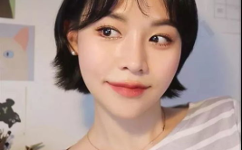 短发小姐姐露嘴吃东西,尽显青春活力