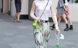 漂亮女兵小姐姐街拍视频,街头漫步的美丽女兵小姐姐