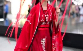 汉服小姐姐街拍背影图片,汉服小姐姐街头背影，尽显古典之美